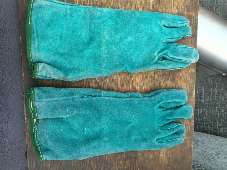 NEW welding or workshop gauntlet gloves all leather 