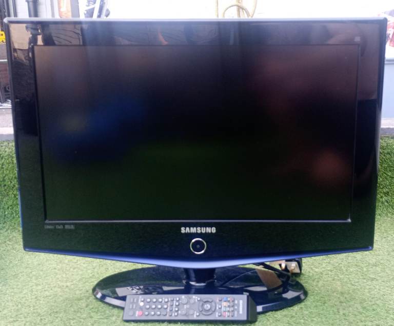 Samsung LCD TV with Remote – Good Condition