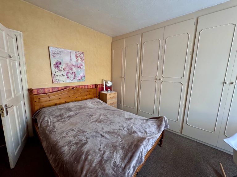 Extra large double room fully furnished near DMU