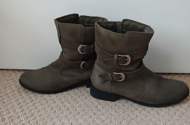 Ladies ankle boots.