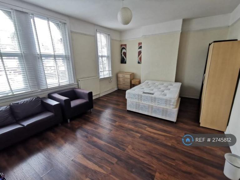 2 bedroom flat in High Road Leytonstone, London, E11 (2 bed) (#2745812)