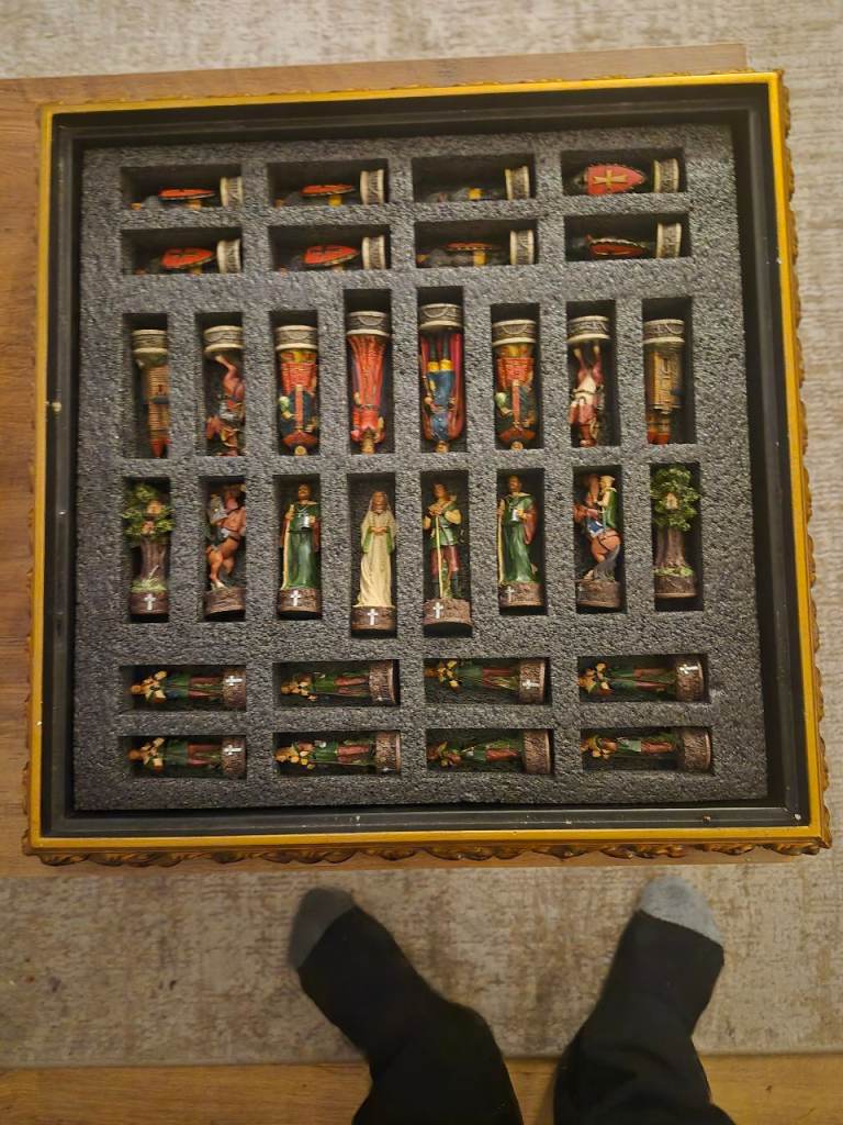 Chess set ( robin hood )