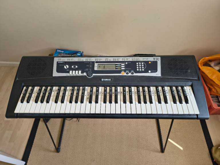 Yamaha ypt-210 Electric Keyboard with Stand and Cover – Good Condition