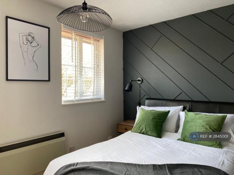 2 bedroom house in Sonning Gardens, Hampton, TW12 (2 bed) (#2845001)