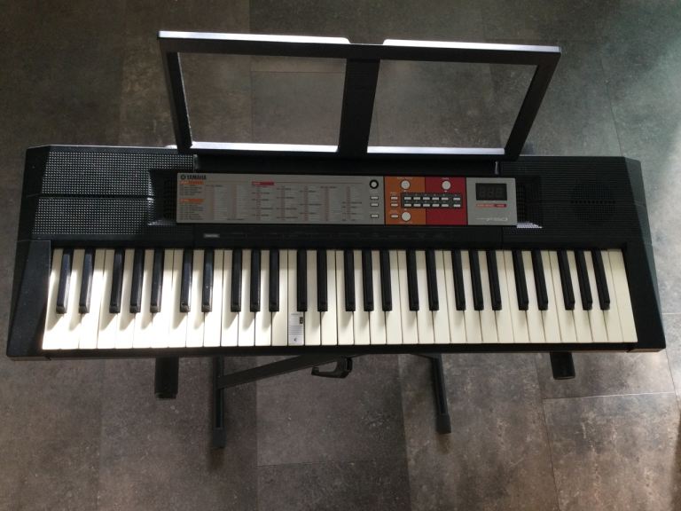 Yamaha digital keyboard PSR - F50 bundle 