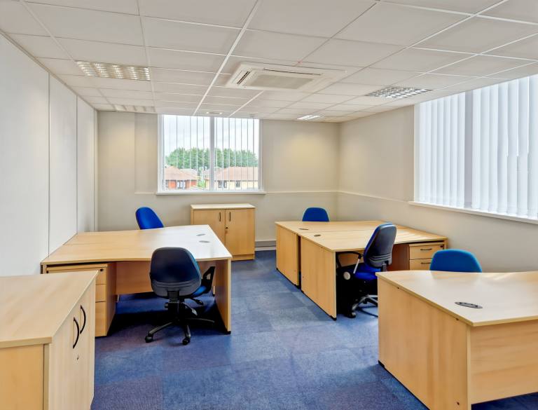 Fareham - PO16 9QD \ Office Space for Rent - 1 Desk Available