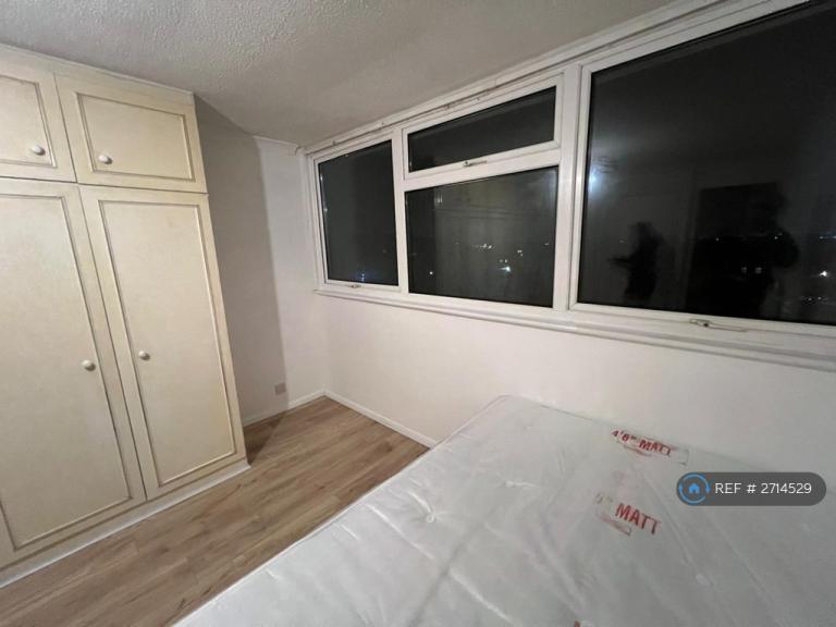 2 bedroom flat in Long Green, Chigwell, IG7 (2 bed) (#2714529)