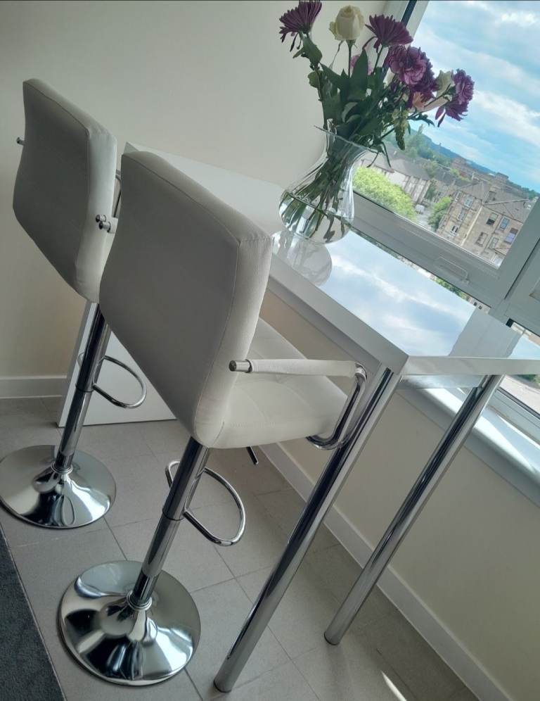 image for Breakfast table with 2 stools.