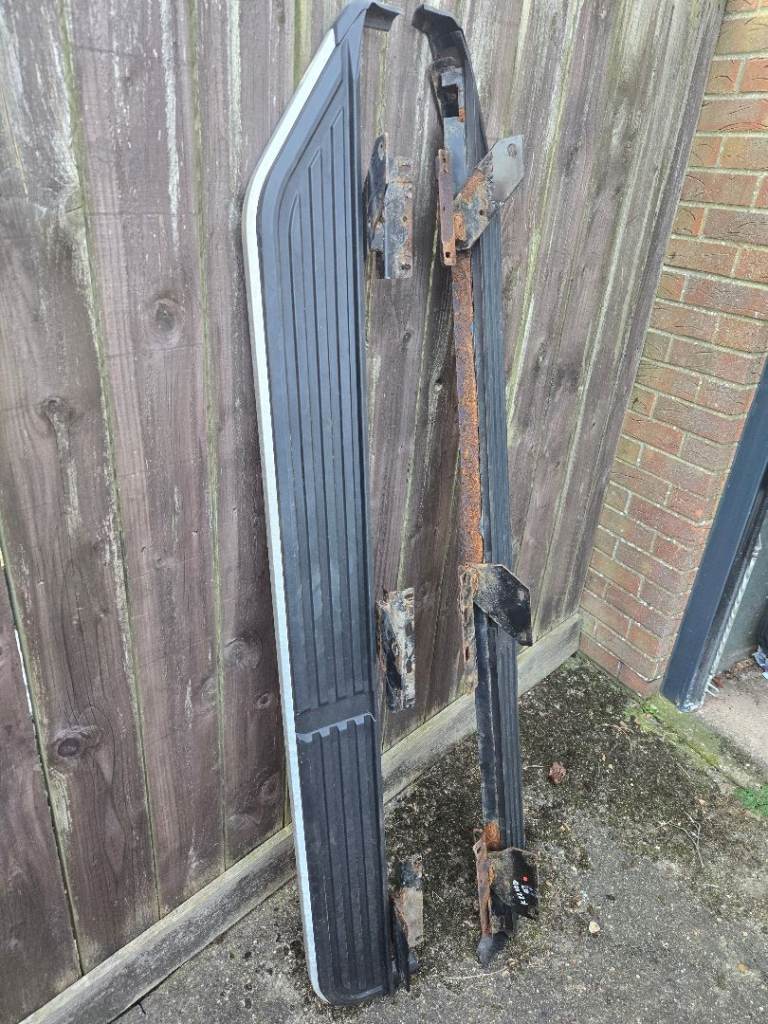 Discovery 3 4 Side Steps Pair Of Black Silver Land Rover 2004 to 2014 K22104