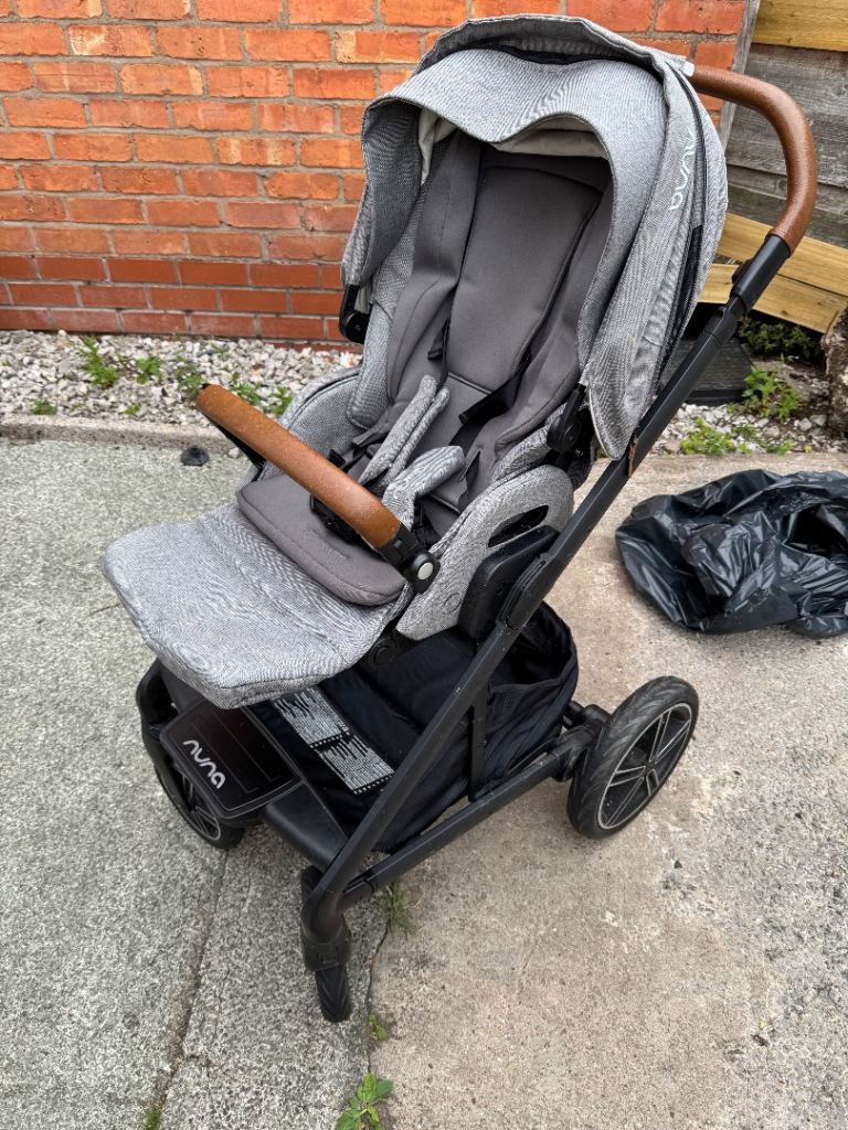 Nuna Next Mixx 3 in 1. Pushchair, travel cot and car seat with base!!!!