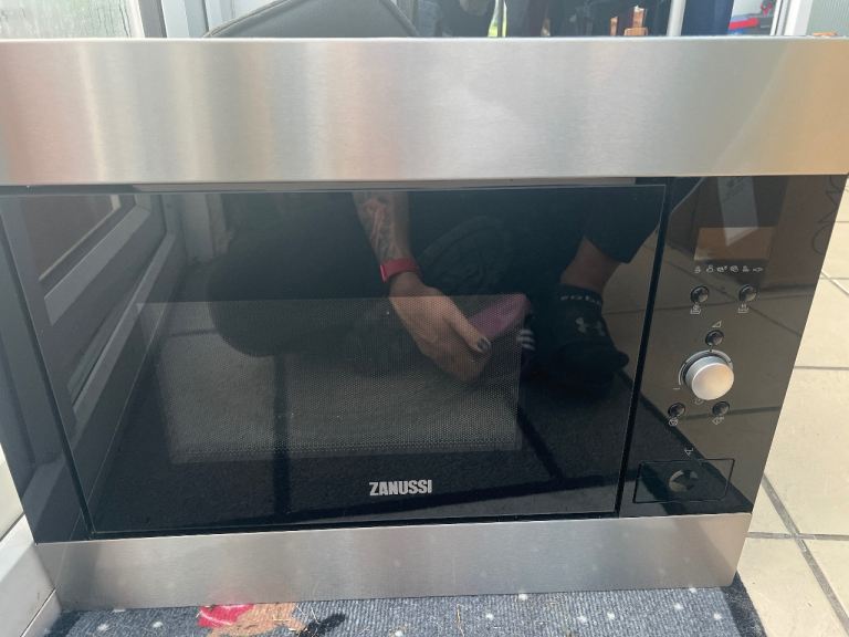 Zanussi ZBM26642XA It is a built-in microwave: