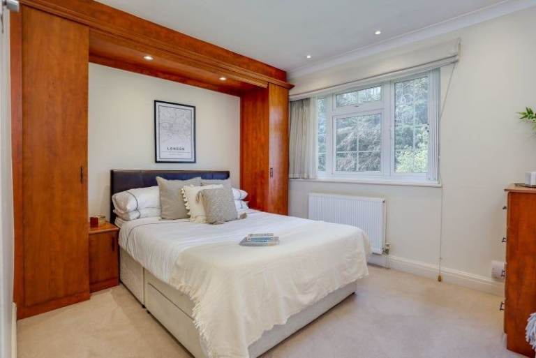 💜 Lovely Bedroom in Stunning Ealing Home | W5 3TA | Near Ealing Broadway Station 🏡