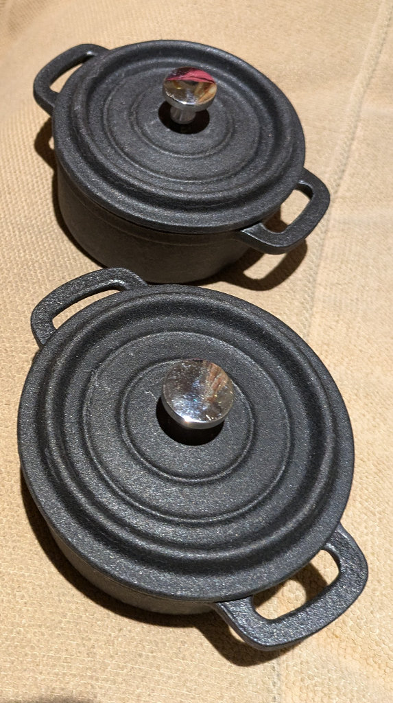 Mini Castle Iron Dutch oven pans x 2 