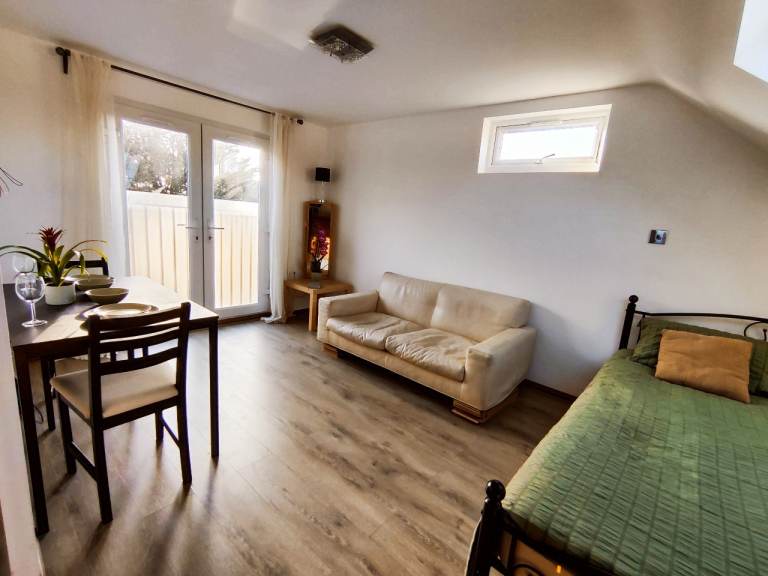 Loft Studio Flat, Winchmore Hill, N21