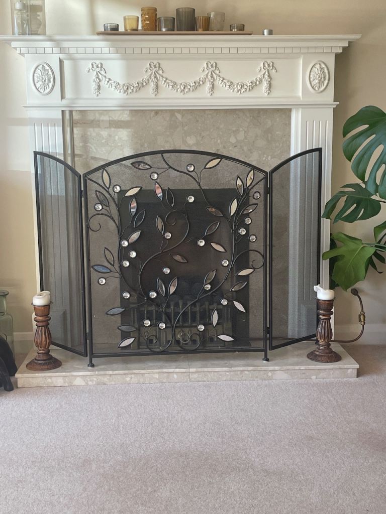 Decorative Fireplace Screen with Leaf Design – Good Condition