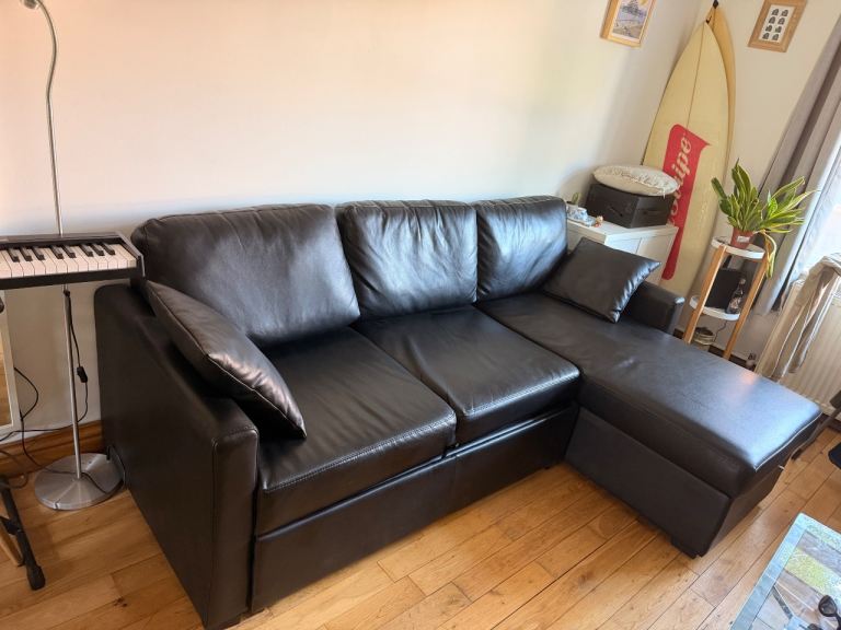 Sofa with lift-up storage 
