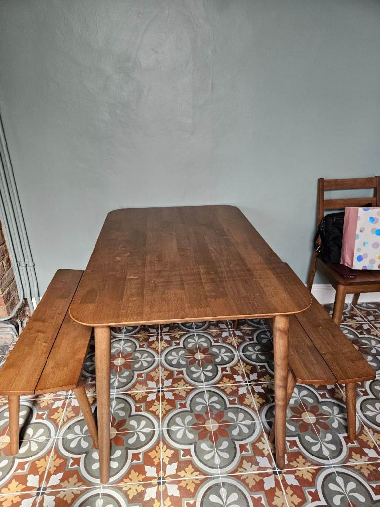 Table (walnut)