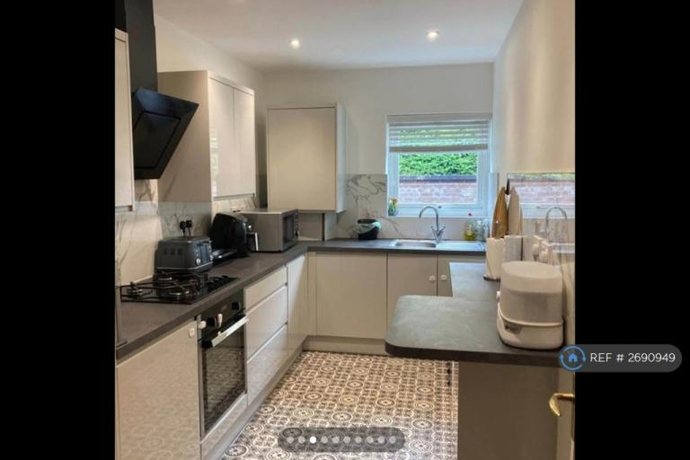 2 bedroom flat in Dene House, Stockport, SK4 (2 bed) (#2690949)