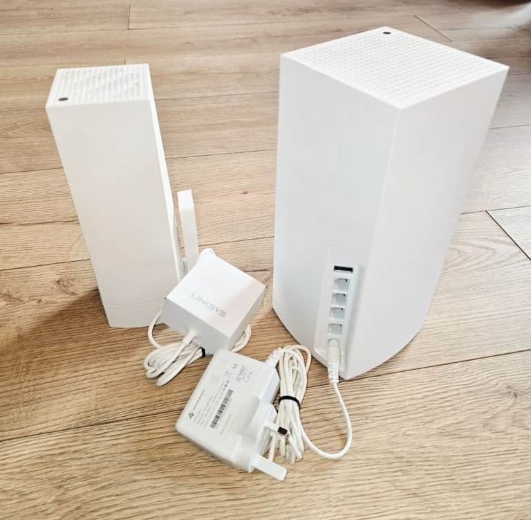 Routers Linksys Velop MX4200 + Linksys Velop WHW03 V2 