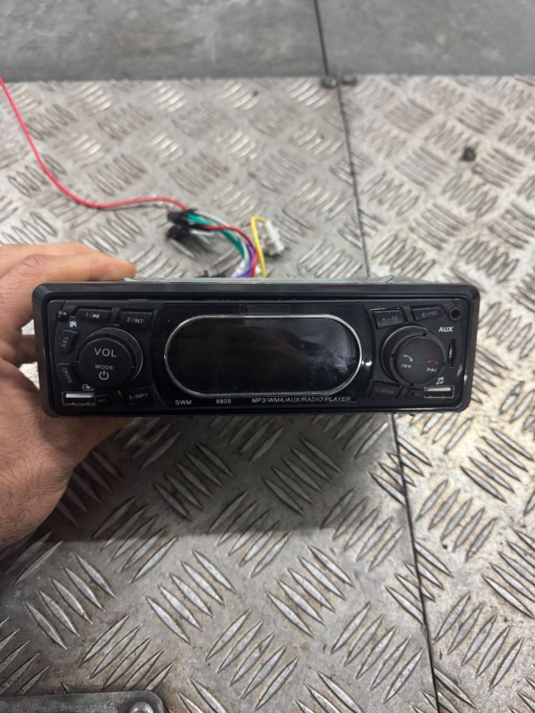 Car stereo mp3/wma/aux/radio player used condition comes with wiring 