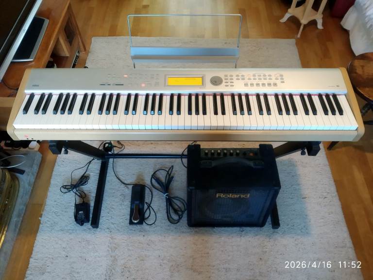 Korg SP500 digital piano 88 weighted keys, stand, amp, case, used, excellent condition