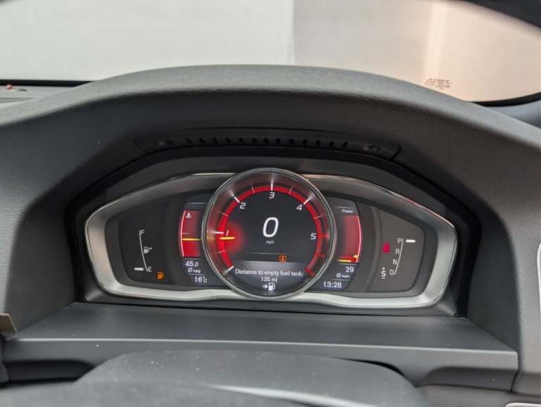 2017 Volvo V60 2.0 D3 R-Design Nav Estate 5dr Diesel Auto Euro 6 (s/s) (150 ps) PARK ASSIS ESTATE...