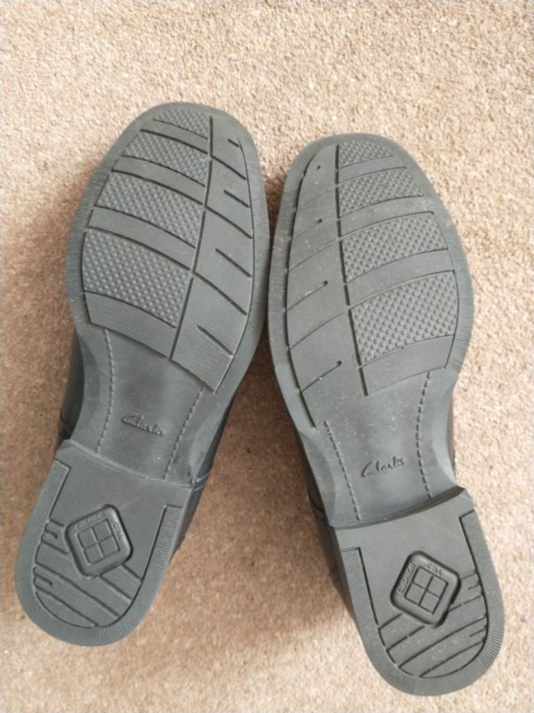 LEATHER SHOES/BLACK. SIZE 10.5. CLARKS. SMART/SLIP ON. AS NEW COND.