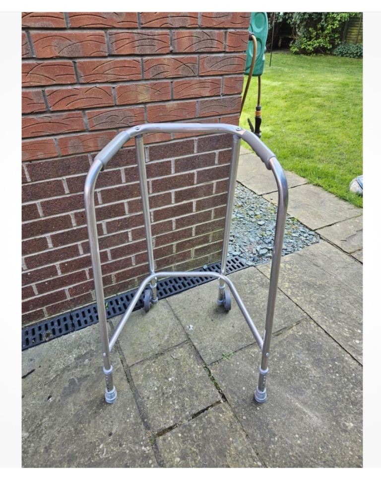  Walking frame / Zimmer frame with wheels