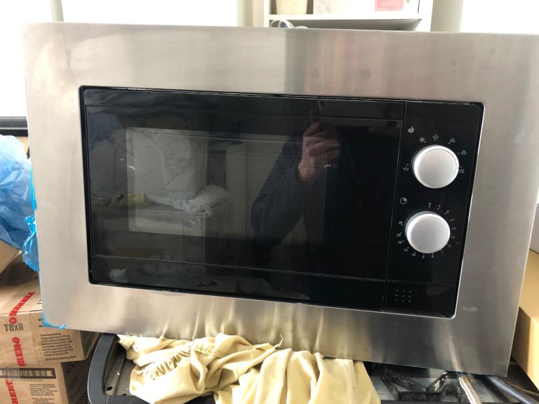 Integrated/ built in microwave – hardly used - delivery possible
