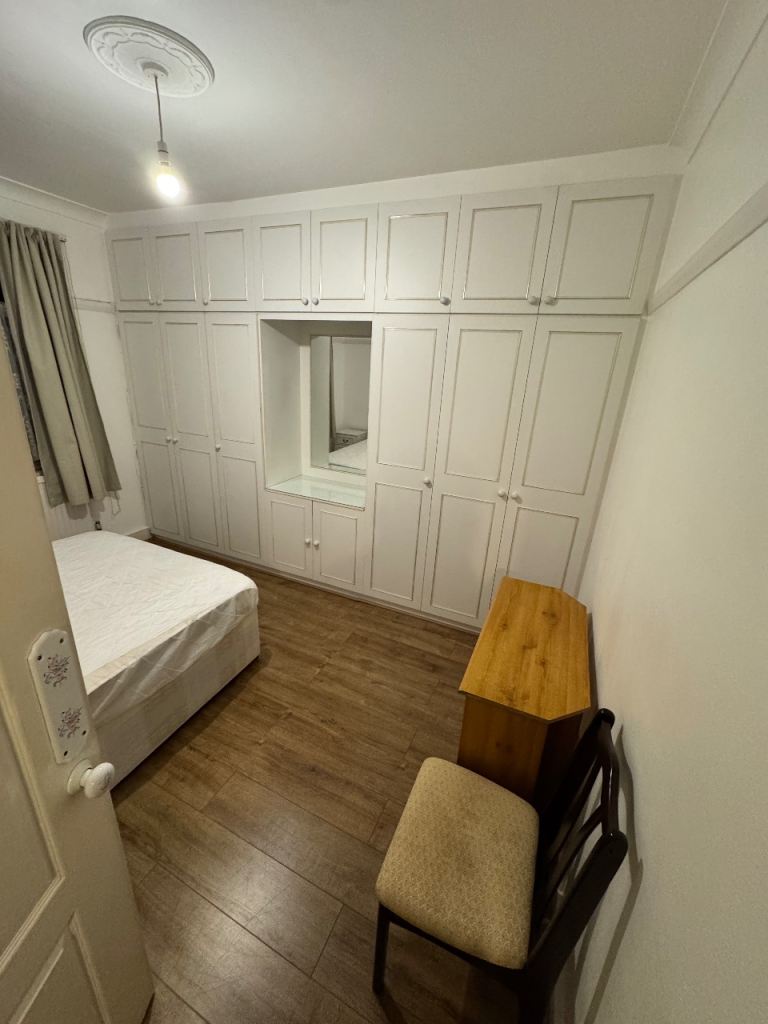 Large double room to let in quiet clean house £160 per week inc bills 💸 