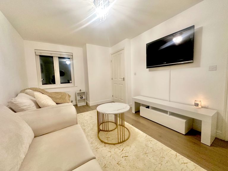 Freshly Refurbished House - Private Rd - Parking Bays