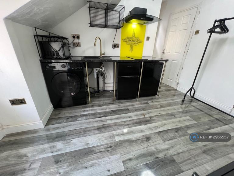 Studio flat in Cromwell Grove, Manchester, M19 (#2965557)