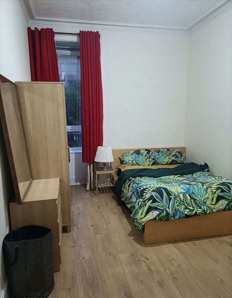 Bright & Spacious Room 4 male near city centre 