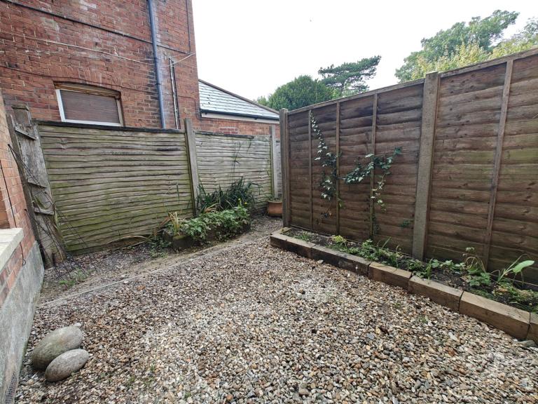 2 bedroom flat ground floor outside space pets considered