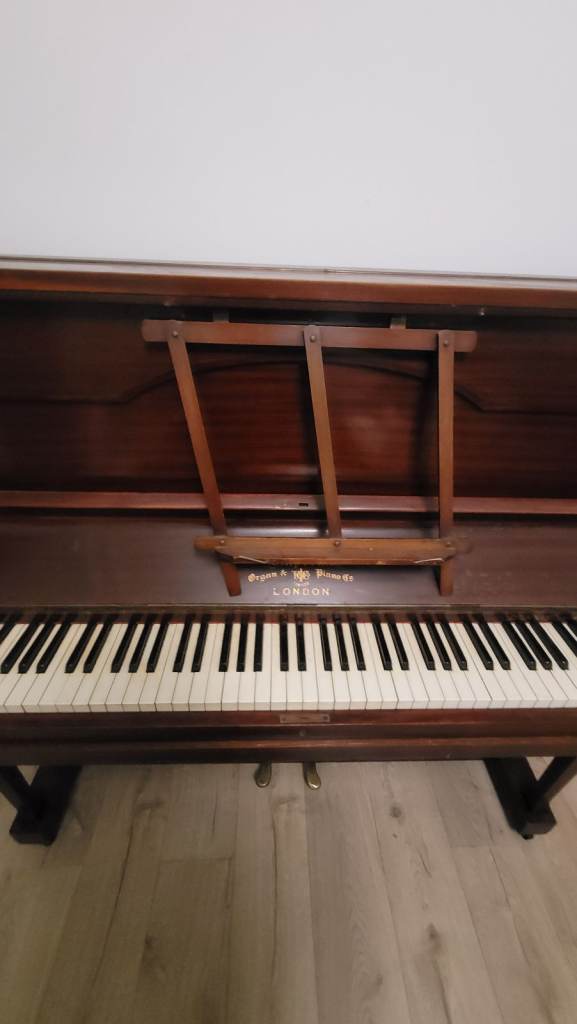 Imperial Oragans & Pianos London Upright Piano – Good Condition