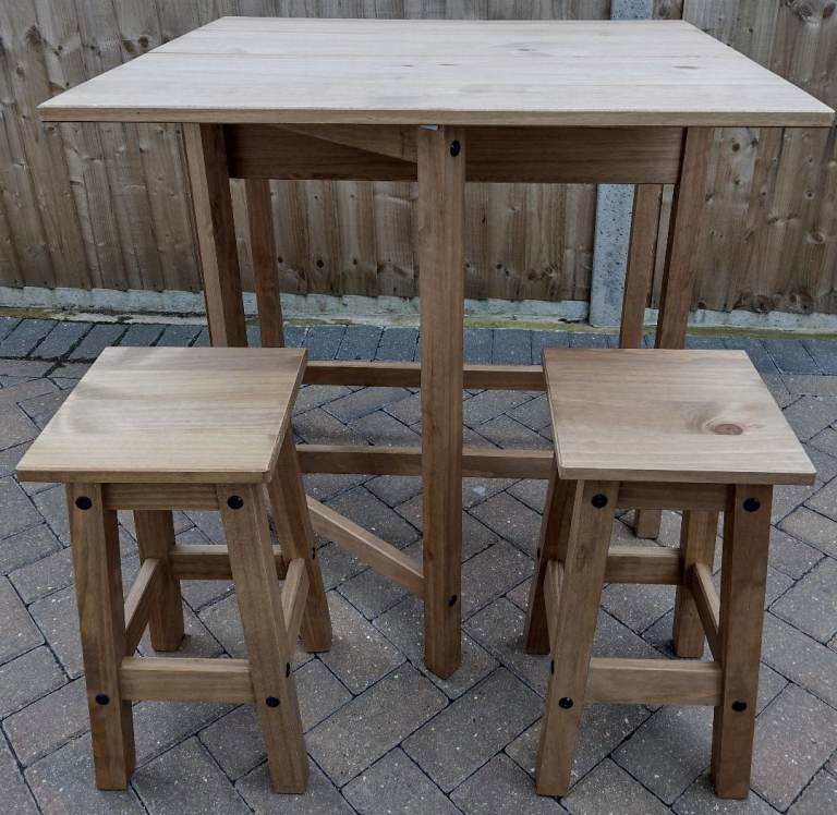 Breakfast / dining table with 2 stools (new unused condition)