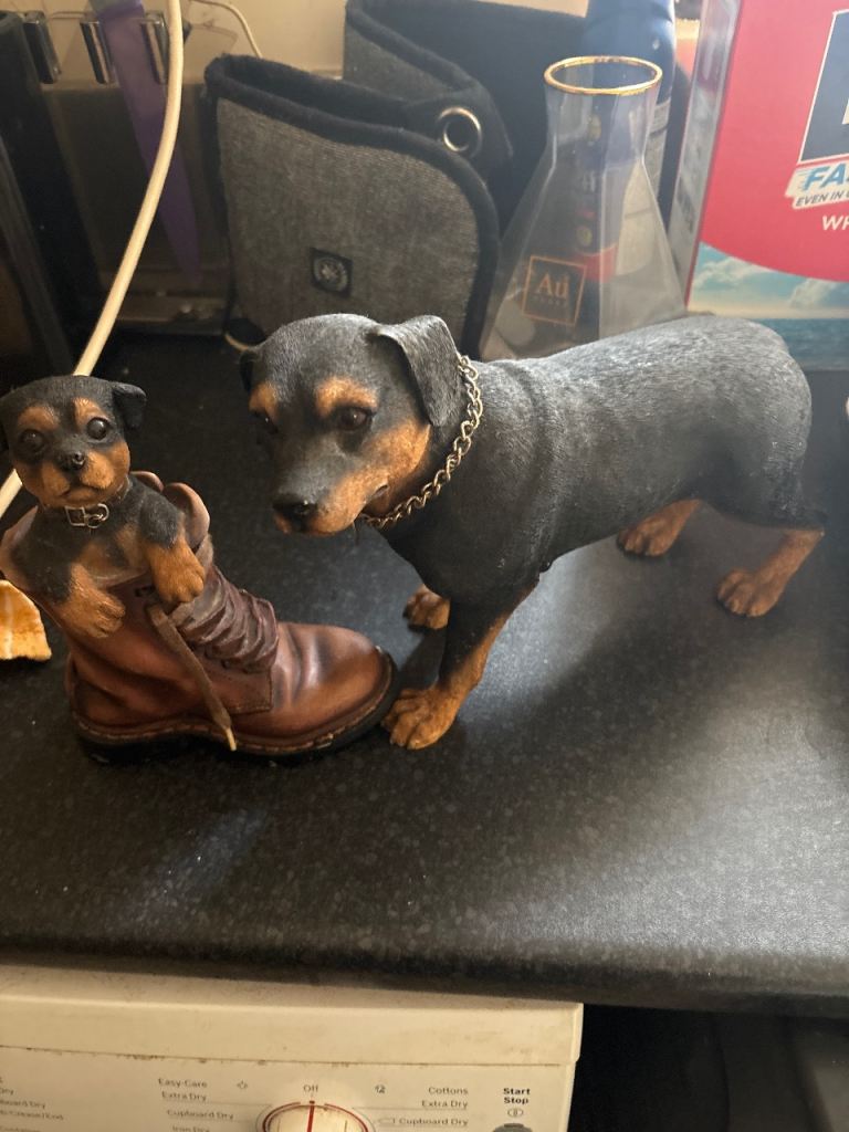 Dog figurines 