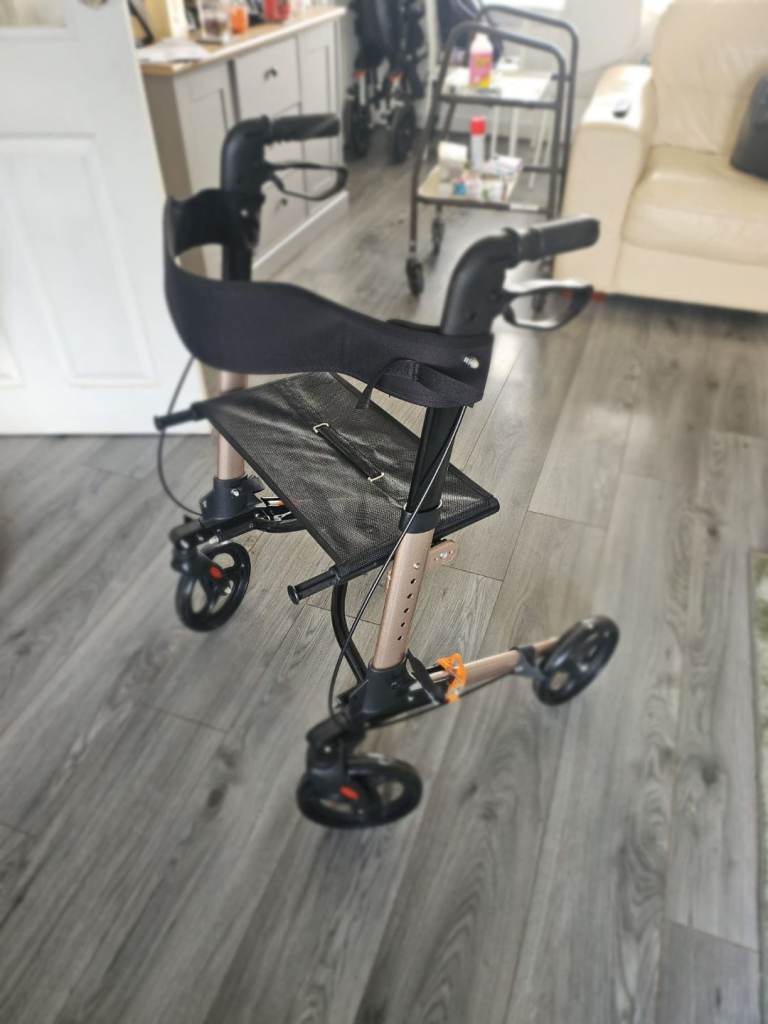 HOMCOM 4-Wheel Rollator Walker with Seat – Like New