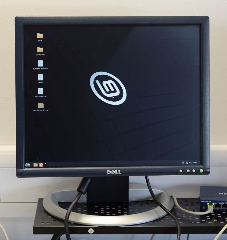 1 x Dell 1905FP Monitor