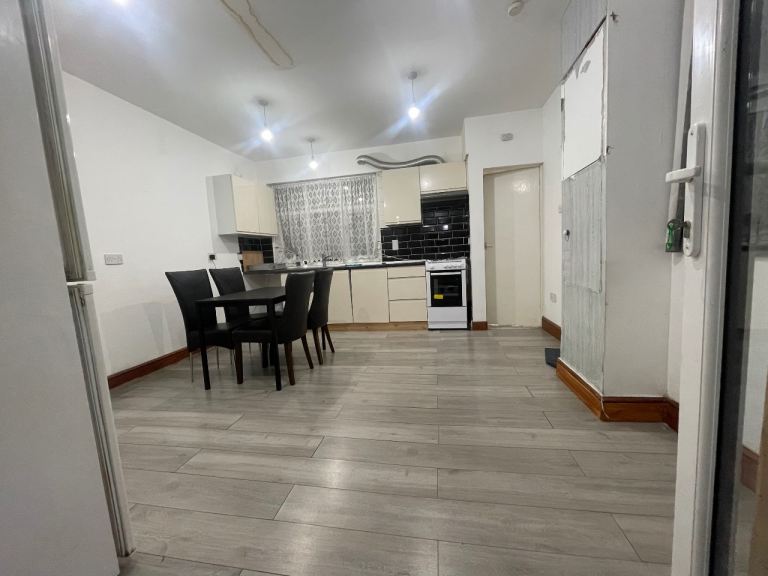 Studio/one bedroom flat