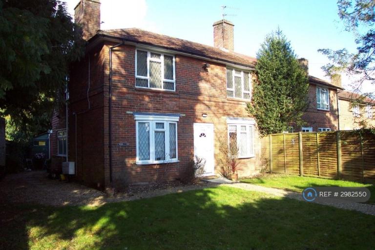1 bedroom flat in Whitelion Road, Little Chalfont, Amersham, HP7 (1 bed) (#2982550)
