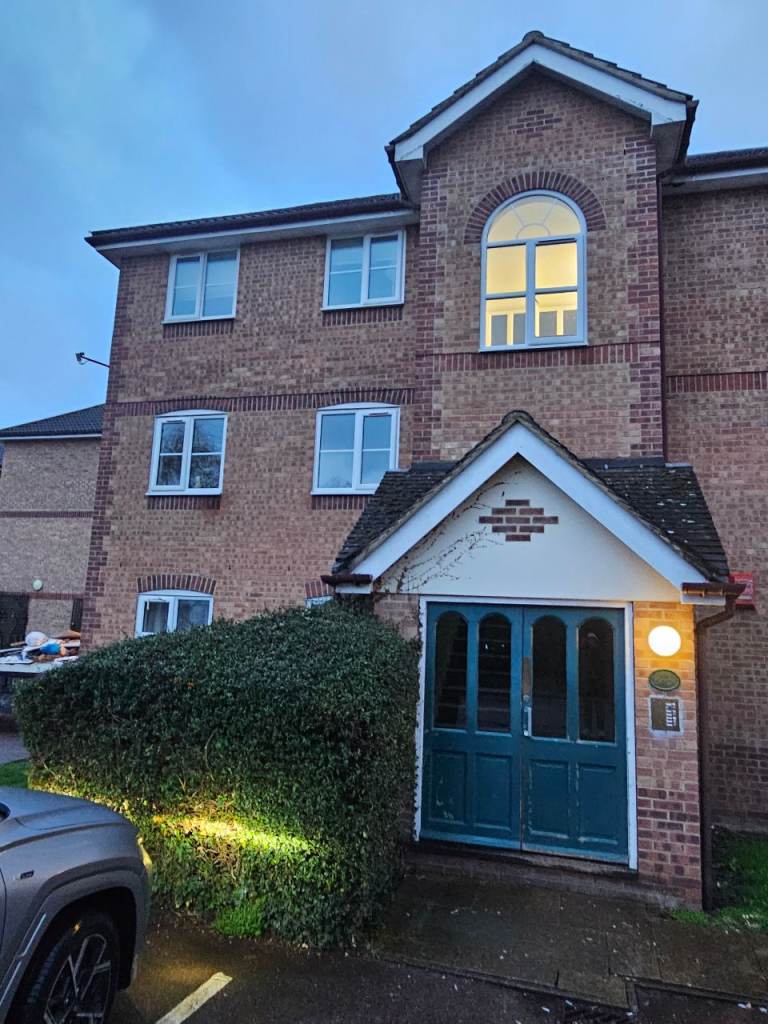 2 bed flat, Slough - 1st floor £240k