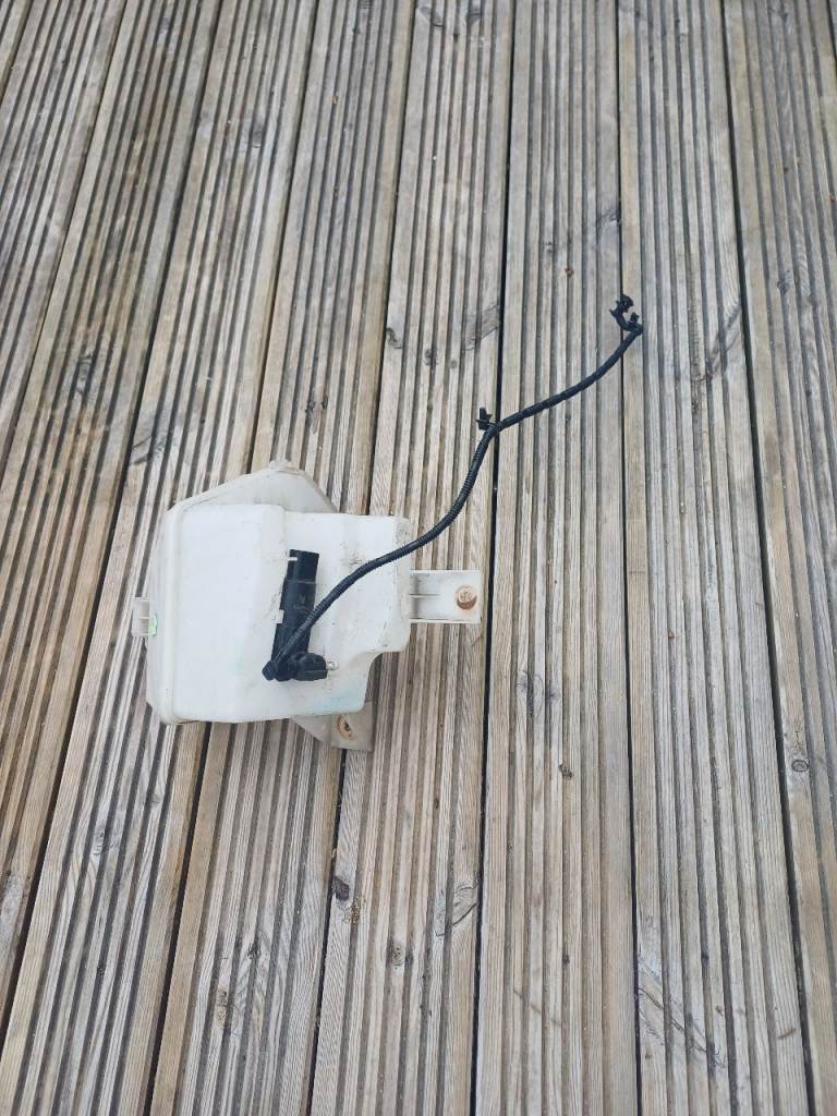 Windshield washer reservior with pump