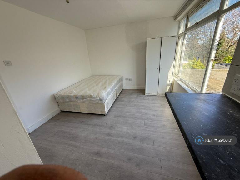 Studio flat in Swan Rd, Southall, UB1 (#2966131)