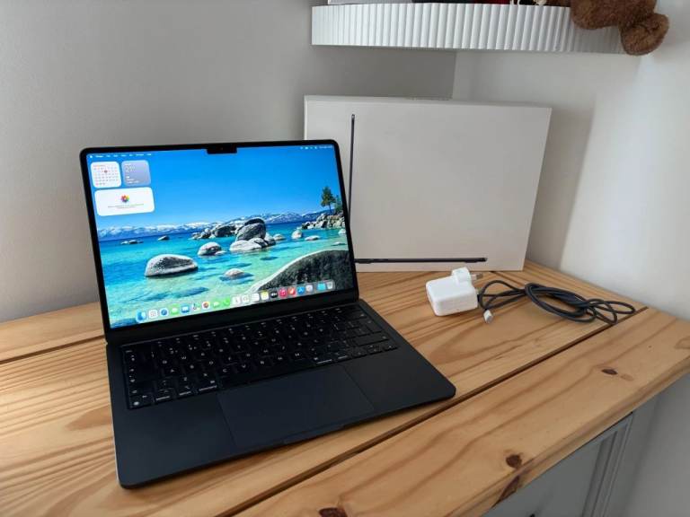 Apple MacBook Air 13-inch M3 Chip, 16GB Unified Memory, 512GB SSD