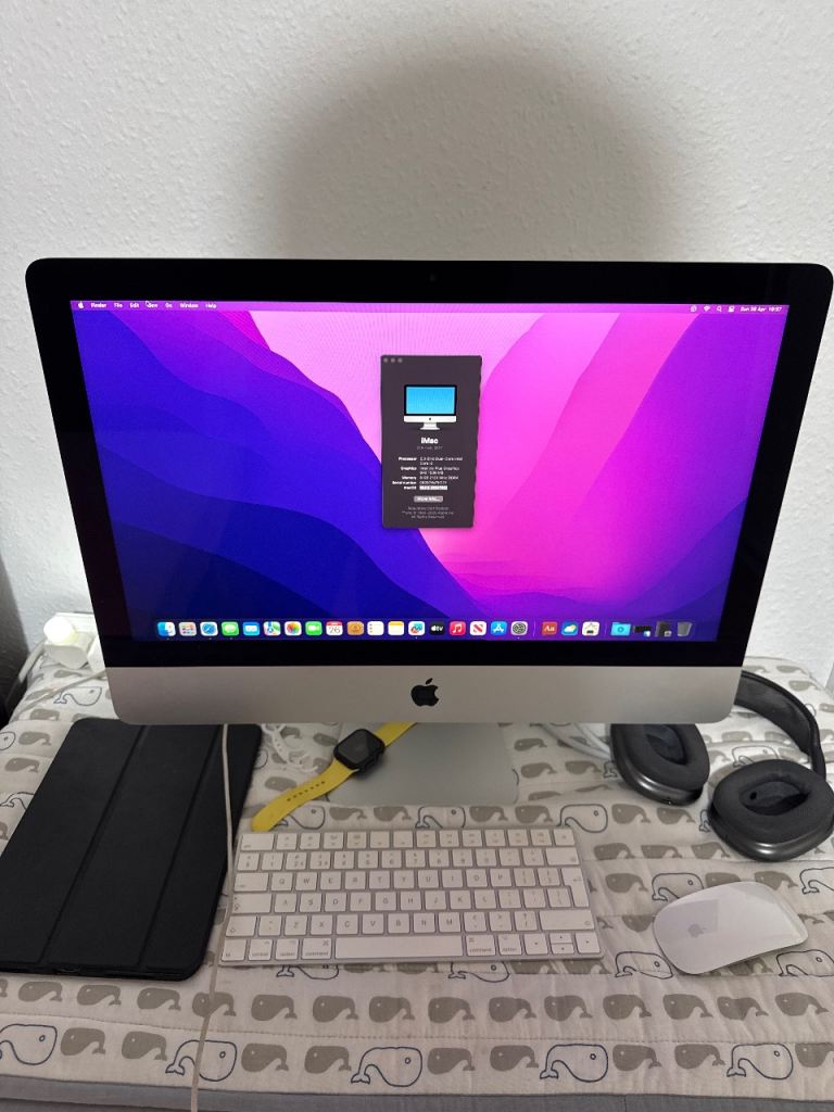 Apple iMac 21.5-inch (2017) in excellent condition.
