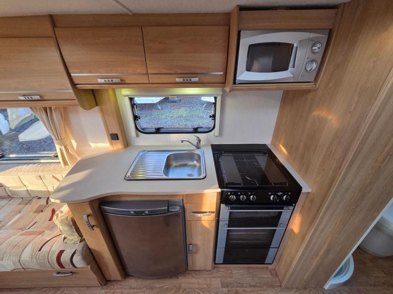 Lunar Quasar 462 2010 Lightweight 2 Berth Touring Caravan