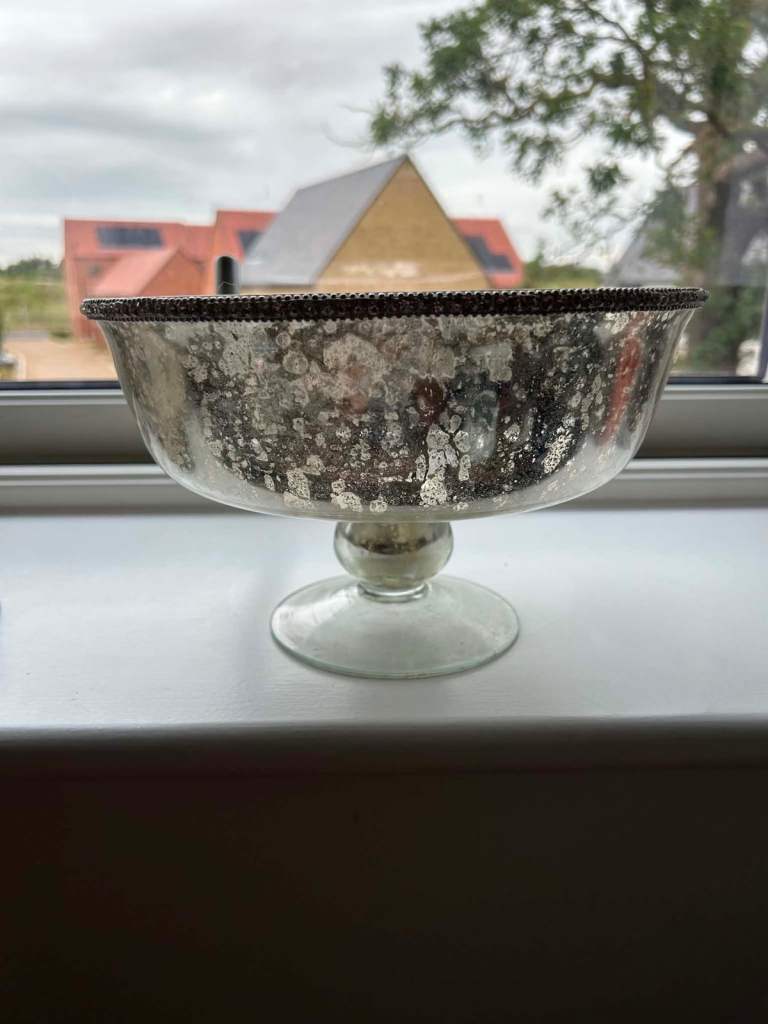 Antique-style silver pedestal bowl with attractive beaded rim.