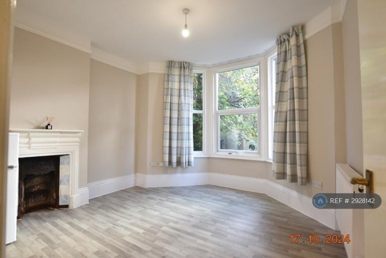 1 bedroom flat in Hart Hill Drive, Luton, LU2 (1 bed) (#2928142)