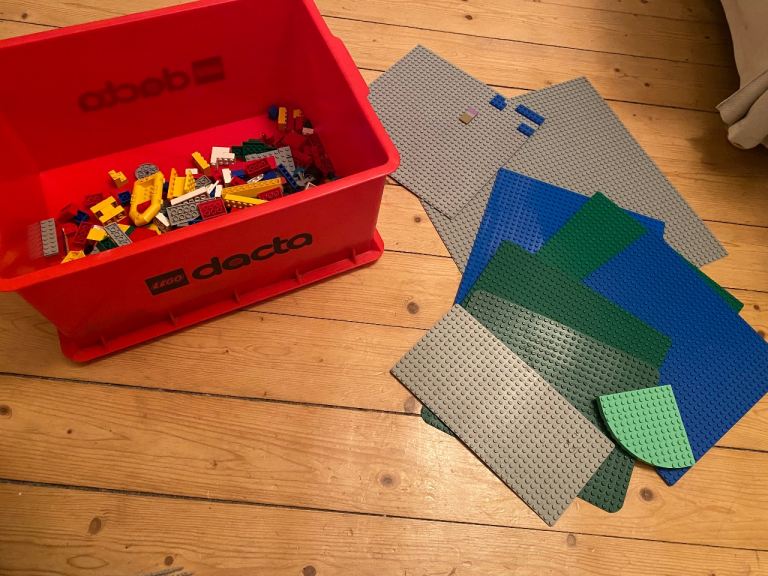 Lego Dacta box, 8 Lego boards and lots of Lego pieces. 
